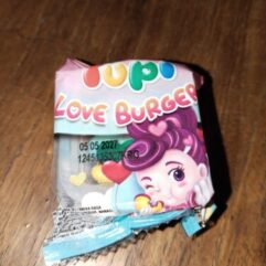 Yupi love burger 8992741906746